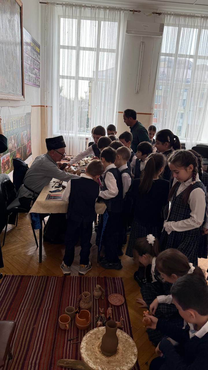 Школы Махачкалы и Каспийска погрузились в атмосферу народных промыслов Дагестана